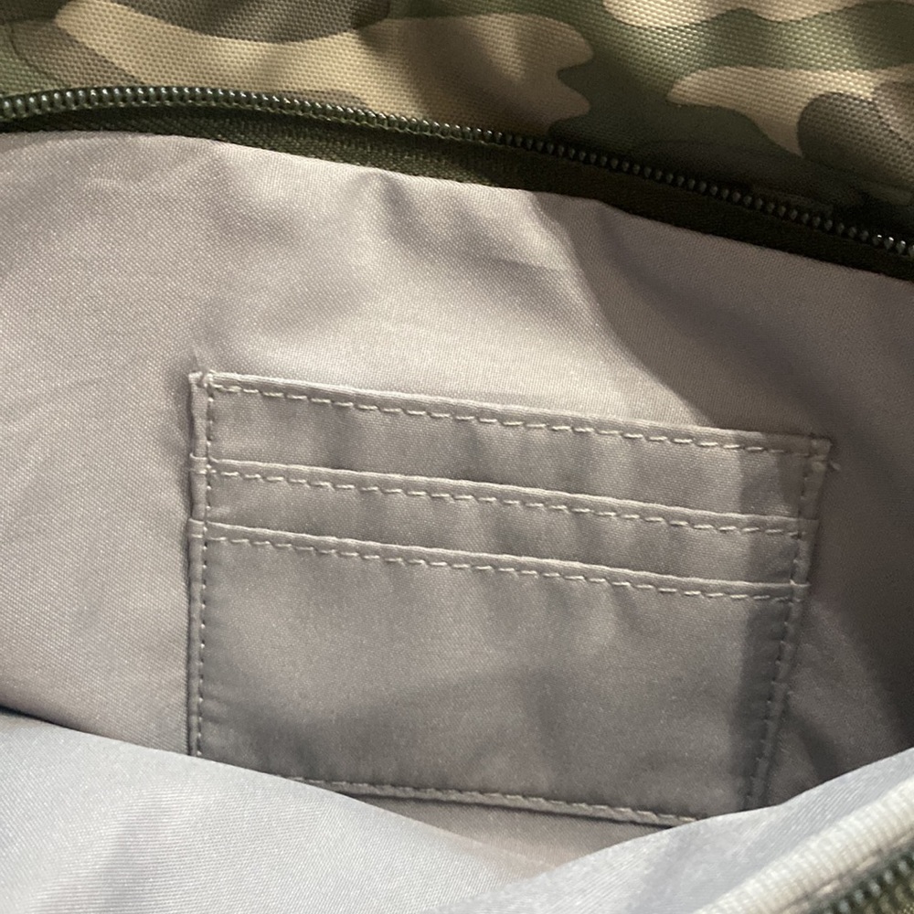 💚🆕Baggallini Joey Large Crossbody, Camo Olive Green - Picture 5 of 8